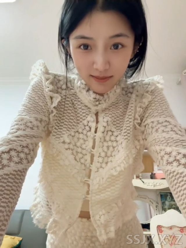 [3V+10P/21M]虽然视频很短 但真的好美 绝美反差婊，颜值超高，清纯绝美，无论是紫薇，还是吃鸡，都让人欲罢不能